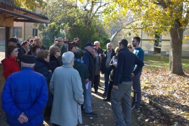 persone-durante-passeggiata-Caritas-quartiere-savena